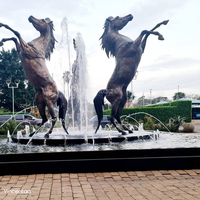 Grande sculpture de cheval en bronze Vincentaa, statue de fontaine à chevaux debout sur leurs pattes pour l'aménagement paysager des parcs et des places