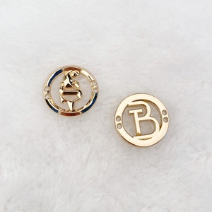 ป้ายโลโก้โลหะแบบกำหนดเองสำหรับเสื้อผ้า ป้ายติดฮิญาบ ป้ายโลหะผสมสังกะสี ป้ายโลโก้แบรนด์โลหะสำหรับเสื้อผ้า - Product Image 4