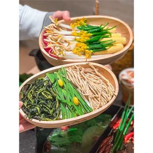 จานไม้รูปเรือวงรีสำหรับเสิร์ฟผักและเห็ดในหม้อไฟ พร้อมส่วนผสมกรอบๆ และเห็ดเอโนกิ - Product Image 1