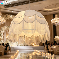 Lustre à pampilles LEDA avec abat-jour festonné beige, luminaire suspendu à franges pour la décoration de plafond de mariage, banquet ou événement