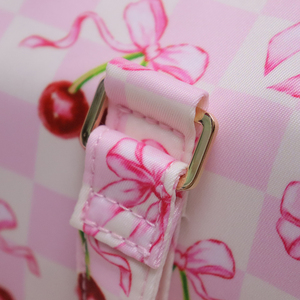 Regalo per Lei: Borsa a Tracolla Cilindrica con Stampa Ciliegie Rosa, Borsa da Viaggio in Nylon, Stile Coquette, Mini Borsone - Product Image 4