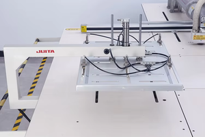 Machine à coudre industrielle CNC programmable à lit plat JTK8F-90AJWW pour modèles <span class=keywords><strong>de</strong></span> tissus, avec découpe laser et <span class=keywords><strong>transfert</strong></span> automatique - Product Image 4