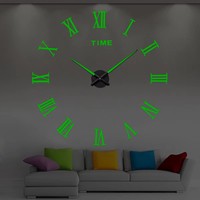 REIDA Horloge Murale Lumineuse 3D DIY en Acrylique avec Chiffres Romains, Horloge à Quartz, Autocollant Mural Miroir pour Décoration de Salon et Chambre