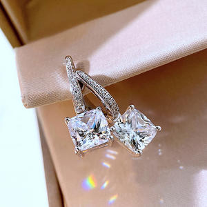 Orecchini a lobo da donna classici con diamante taglio Princess in oro bianco, montatura a griffe, gioielli da sposa a forma geometrica - Product Image 6