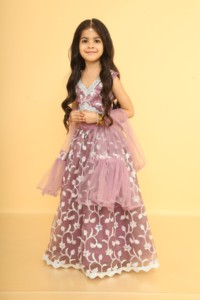 Conjunto de Lehenga Choli sin mangas de tela tejida Titrit con Dupatta - Morado - Product Image 3