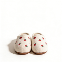 Pantoufles en feutre de laine blanches pour femmes avec logo personnalisé, broderie de fraises et semelle épaisse antidérapante pour un usage intérieur à la maison