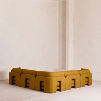 Canapé d'angle modulable en tissu moutarde moderne, base sur socle, pour salon, appartement, villa, maison