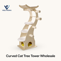 Arbre à chat haut et incurvé avec plateformes rembourrées, griffoirs et structure en contreplaqué, mobilier d'intérieur, vente en gros