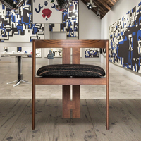 Chaise de salle à manger à trois pieds Tacchini, importée d'Italie, au design décontracté moderne en noyer par Pigreco, à usage domestique pour appartement et villa