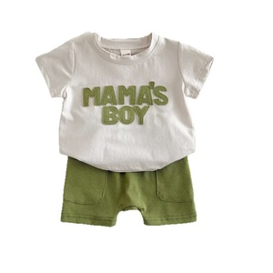 1 Uds etiqueta personalizada MAMAS BOY letra poliéster traje verano Bebé Ropa Infantil cuello redondo Top pantalones cortos niños niño ropa conjunto - Product Image 1