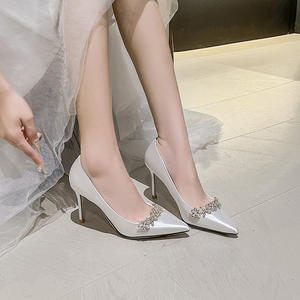 Chaussures de <span class=keywords><strong>mariée</strong></span> blanches, talons hauts à bout pointu, minces, satin sexy, mariage, strass unique - Product Image 2