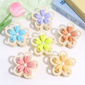 إكسسوارات نسائية ثلاثية الأبعاد بمشبك زهور ألوان الباستيل من الراتنج إكسسوارات شعر زهور بلاستيكية للبيع بالجملة - Product Image 1