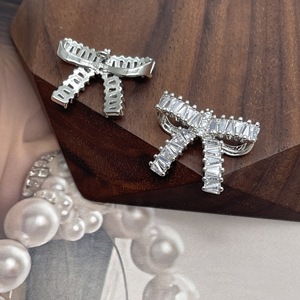 Sang Trọng Đầy Đủ Kim Cương Ban Đầu Thư Nút Cho Dresses Hợp Thời Trang Sáng Bóng Rhinestone Bảng Chữ Cái W Tay May Pha Lê Nút Bán Buôn - Product Image 2