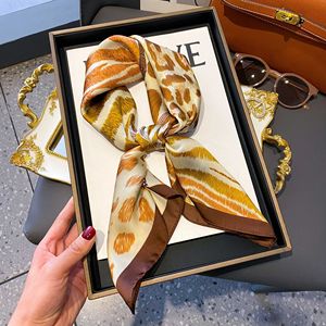 Pañuelo Cuadrado Pequeño de Moda para Mujer, Diseño Retro a Cuadros de Poliéster, con Cinta Artística y Estilo Sofisticado - Product Image 4