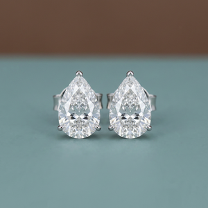 Boucles d'oreilles clous en diamant de laboratoire poire 1 carat : Or jaune 14K, sertissage cathédrale - Product Image 1