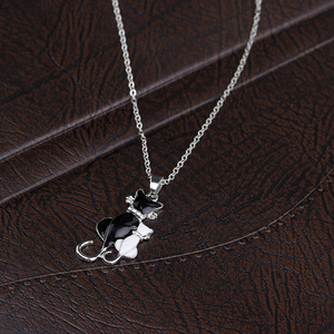Collana con Ciondolo Gatto Bianco e Nero, Design Animale con Pietra Scintillante, Elegante Collana da Donna - Product Image 5