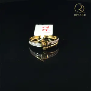 Anillo Doble con Motivo Cuadrado Dorado para Mujer con Elegantes Detalles de Circonia Cúbica, Perfecto para Regalo y Uso Diario - Product Image 1