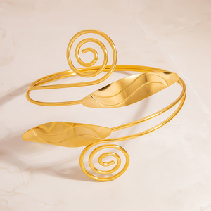 กำไลข้อมือสแตนเลสลายดาว ชุบทอง 18K เครื่องประดับแฟชั่นผู้หญิง ดีไซน์เก๋ไก๋แบบพันรอบ รูปทรงไม่สม่ำเสมอ - Product Image 2