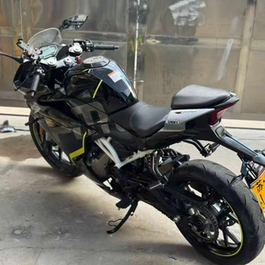 Moto sportive 250SR d'occasion, état inégal. Moteur, éclairage LED et affichage numérique, entièrement fonctionnels. Moto 250SR Moto 250SR M - Product Image 5