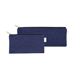 Pochette en tissu recyclé élégante, conçue pour le rangement quotidien en voyage, pour les accessoires de maquillage, les petits objets et un transport facile, avec une construction durable. - Product Image 1