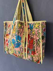 Sac fourre-tout matelassé en coton imprimé, motifs traditionnels élégants, sac à bandoulière moderne et pratique pour le voyage et le shopping - Product Image 5