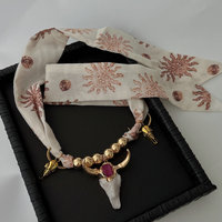 Écharpe tendance à la mode avec collier de perles et motif rouge avec pendentifs de taureau pour un choix essentiel en automne et en hiver