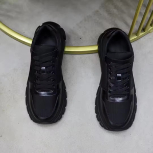 Nuevos zapatos deportivos de cuero negro de moda e informales - Product Image 3