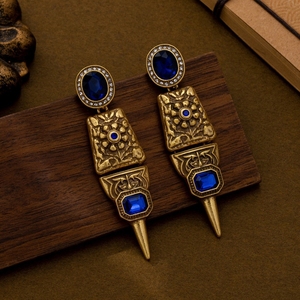 Boucles d'oreilles clous vintage de luxe léger et de niche, style Court Wind-Sand Gold, avec perle coquillage et motif Dieu de la Richesse, pour la main gauche - Product Image 3