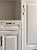 Meuble de rangement en bois massif sur mesure pour entrée, avec compartiments cachés et étagère ouverte, idéal pour hall d'entrée, buanderie et maison