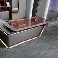 Bureau de direction de luxe en bois grainé en forme de L, grande capacité, avec éclairage d'ambiance LED et prise de courant