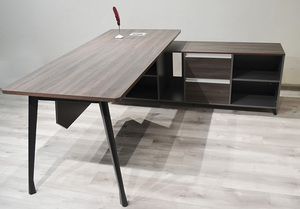 โต๊ะทำงานแบบ CEO กรอบโลหะแบบโมเดิร์นทำจากไม้รูปทรงเจ้านาย - Product Image 2