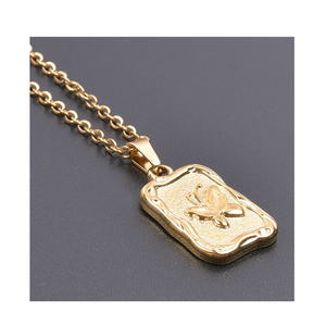 Collar de Acero Inoxidable Chapado en Oro de 18K con Grabado |   Cadena de Clavícula Retro para Mujer, Impermeable e Hipoalergénica - Product Image 1