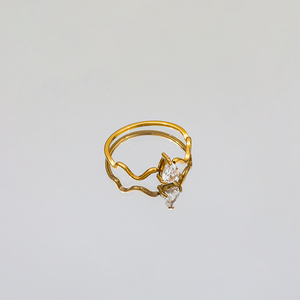 Gioielli Joolim Anelli per Donne in Acciaio Inossidabile Placcato Oro 18K con Zirconia a Goccia e Linee Ondulate Lucide - Product Image 3