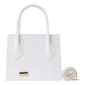 Sac fourre-tout en cuir renforcé blanc décontracté pour femmes Fana Jena avec détail de chaîne dorée et fermeture à glissière pour adultes - Product Image 1