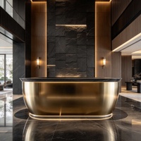 Comptoir de réception incurvé en acier inoxydable doré avec éclairage LED d'ambiance, dessus en pierre noire de luxe pour hall d'hôtel et usage commercial