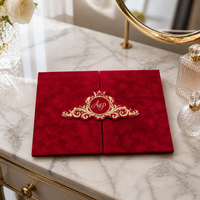 Ensemble d'invitations de mariage de luxe en velours avec couvercle pliant, personnalisé avec monogramme et armoiries royales en feuille d'or