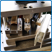 Moule de découpe hydraulique pour profilés de fenêtres en aluminium