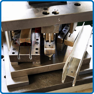 Hydraulische Pers Aluminium Raamprofiel Ponsen Mouldry Motor En Pomp <span class=keywords><strong>Die</strong></span> Snijder Voor Aluminium Raam Deur Maken - Product Image 2