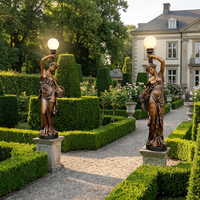 Lampes en bronze patiné antique en forme de statue de jeune fille avec globes lumineux - Décoration artistique d'intérieur de luxe, sculpture en bronze