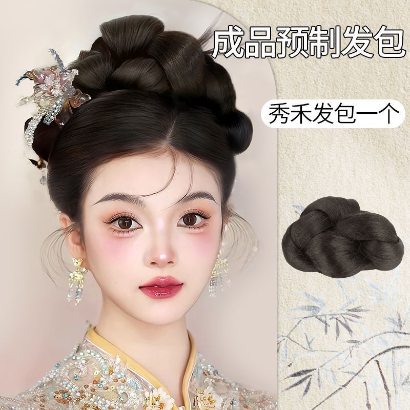 Un chignon naturellement noir et de forme propice.