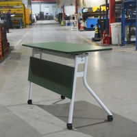 Bureau mobile pliant en acier au design moderne pour étudiants universitaires, avec caractéristiques écologiques, roulettes agiles et plateau avant, idéal pour les réunions de bureau