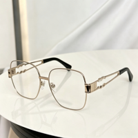 Lunettes de soleil unisexes classiques à monture carrée en métal, verres dégradés UV400, pour femmes et hommes, en or et couleur claire