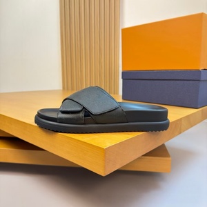 Nouvelles pantoufles de luxe modèle 2026 avec impression de lettres, sandales de skateboard pour l'été, sandales décontractées en cuir - Product Image 3