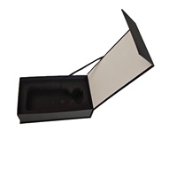 Boîte cadeau de luxe en carton noir de haute qualité avec logo personnalisé, pelliculage mat, gaufrage, doublure en éponge et fermeture magnétique à couvercle rabattable pour