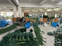 Sapin de Noël artificiel de luxe en PVC avec feuillage réaliste pour la décoration de hall d'hôtel