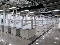 Station de travail de laboratoire en fer en forme de U avec disposition entièrement entourée pour des expériences complètes dans les environnements hospitaliers et scolaires