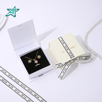 Boîte à bijoux en forme de livre A1 pour personnalisation de logo et identité de boutique, en carton artistique avec fermeture magnétique, idéale comme coffret cadeau