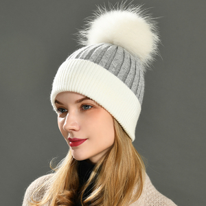Jxwatcher OEM <span class=keywords><strong>Bonnet</strong></span> en cachemire doux tricoté avec <span class=keywords><strong>pompon</strong></span> en vraie fourrure de raton laveur, chaud, logo personnalisé, vente en gros, bonnets d'hiver bicolores pour femmes - Product Image 4