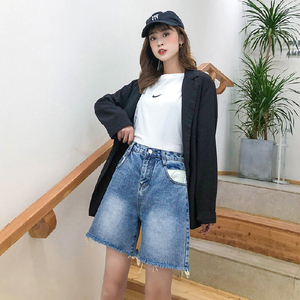 Shorts de mezclilla de cintura alta personalizados para mujer, de corte en A, pierna ancha, largo medio, con dobladillo deshilachado y bolsillos de parche en contraste - Product Image 2