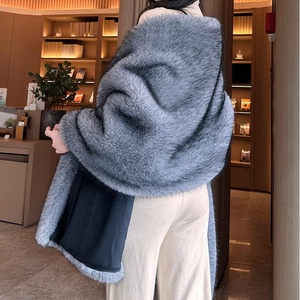 Cappotto e Sciarpa in Finta Pelliccia di Volpe Personalizzati per Donna, Mantella Invernale Calda, Stola e Scialle Peloso per Donna - Product Image 3
